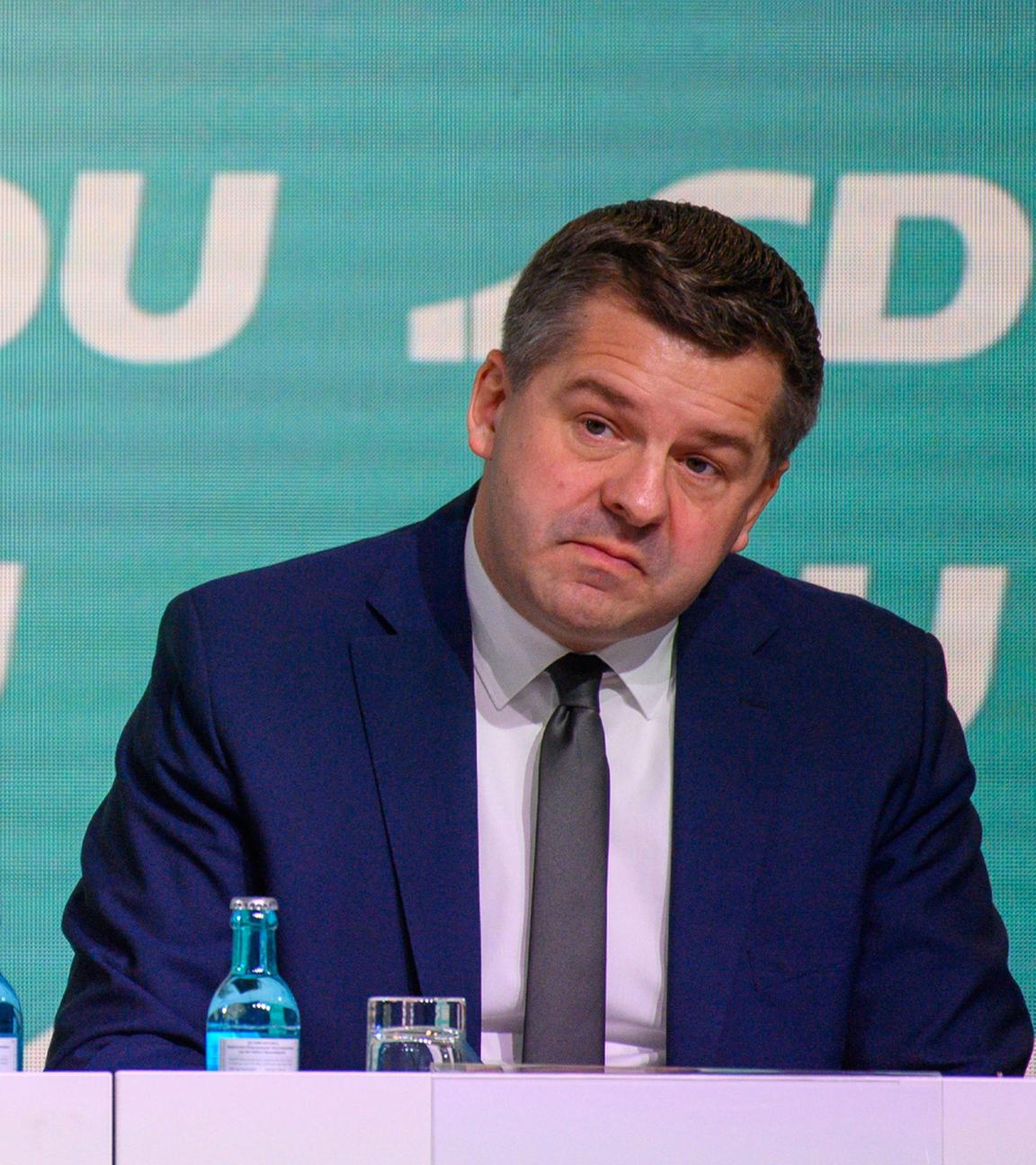 Reiner Haseloff (l), Ministerpräsident des Landes Sachsen-Anhalt und Sven Schulze, Vorsitzender der CDU Sachsen-Anhalt und Spizenkandidat der CDU bei der Landtagswahl 2026