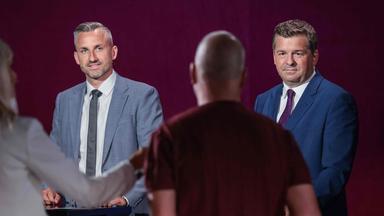 AfD-Spitzenkandidat Ulrich Siegmund (l.) und CDU-Spitzenkandidat sowie Ministerpräsident Sven Schulze während einer TV-Debatte in Magdeburg am 12.08.2026