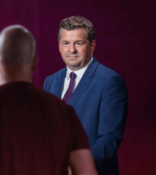 AfD-Spitzenkandidat Ulrich Siegmund (l.) und CDU-Spitzenkandidat sowie Ministerpräsident Sven Schulze während einer TV-Debatte in Magdeburg am 12.08.2026