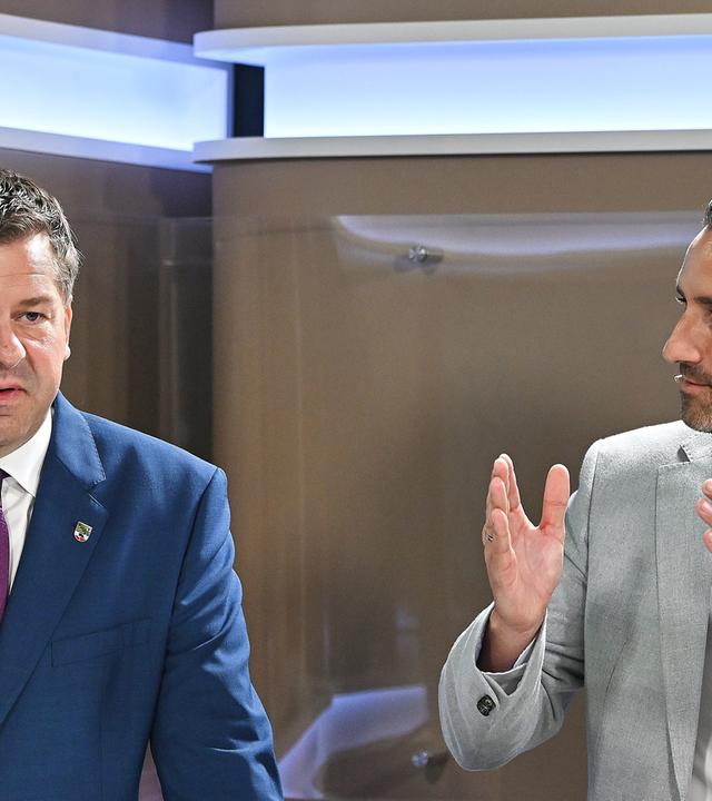 Duell bei MZ und Volksstimme: Ministerpraesident Sven Schulze (CDU) und Herausforderer Ulrich Siegmund (AfD) 