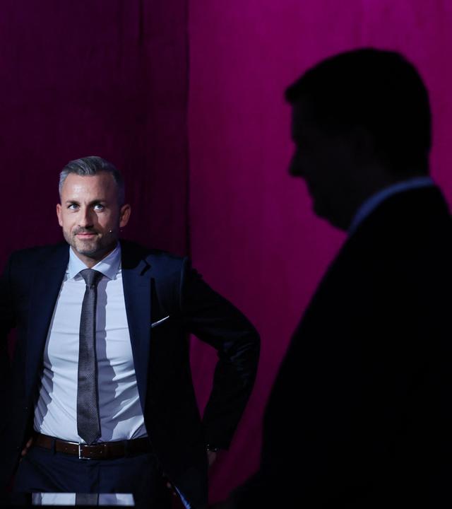 Ulrich Siegmund (AfD) ist während eines TV-Duells neben den Umrissen von Sven Schulze (CDU) zu sehen. (Archiv)