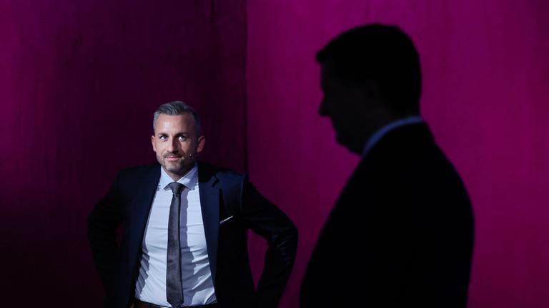 Ulrich Siegmund (AfD) ist während eines TV-Duells neben den Umrissen von Sven Schulze (CDU) zu sehen. (Archiv)