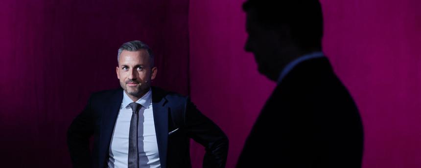 Ulrich Siegmund (AfD) ist während eines TV-Duells neben den Umrissen von Sven Schulze (CDU) zu sehen. (Archiv)