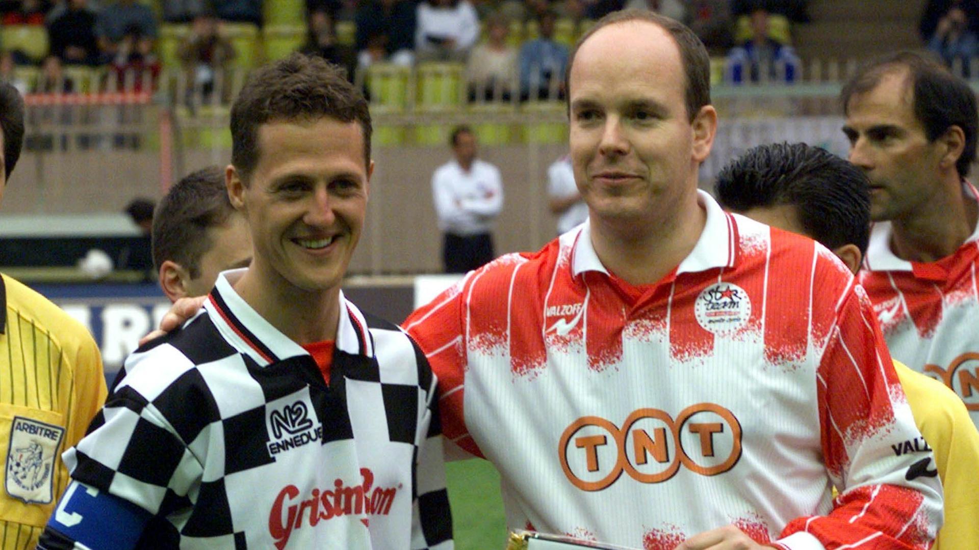 Seine große Leidenschaft ist der Fußball - hier bei einem Spiel mit Prinz Albert.