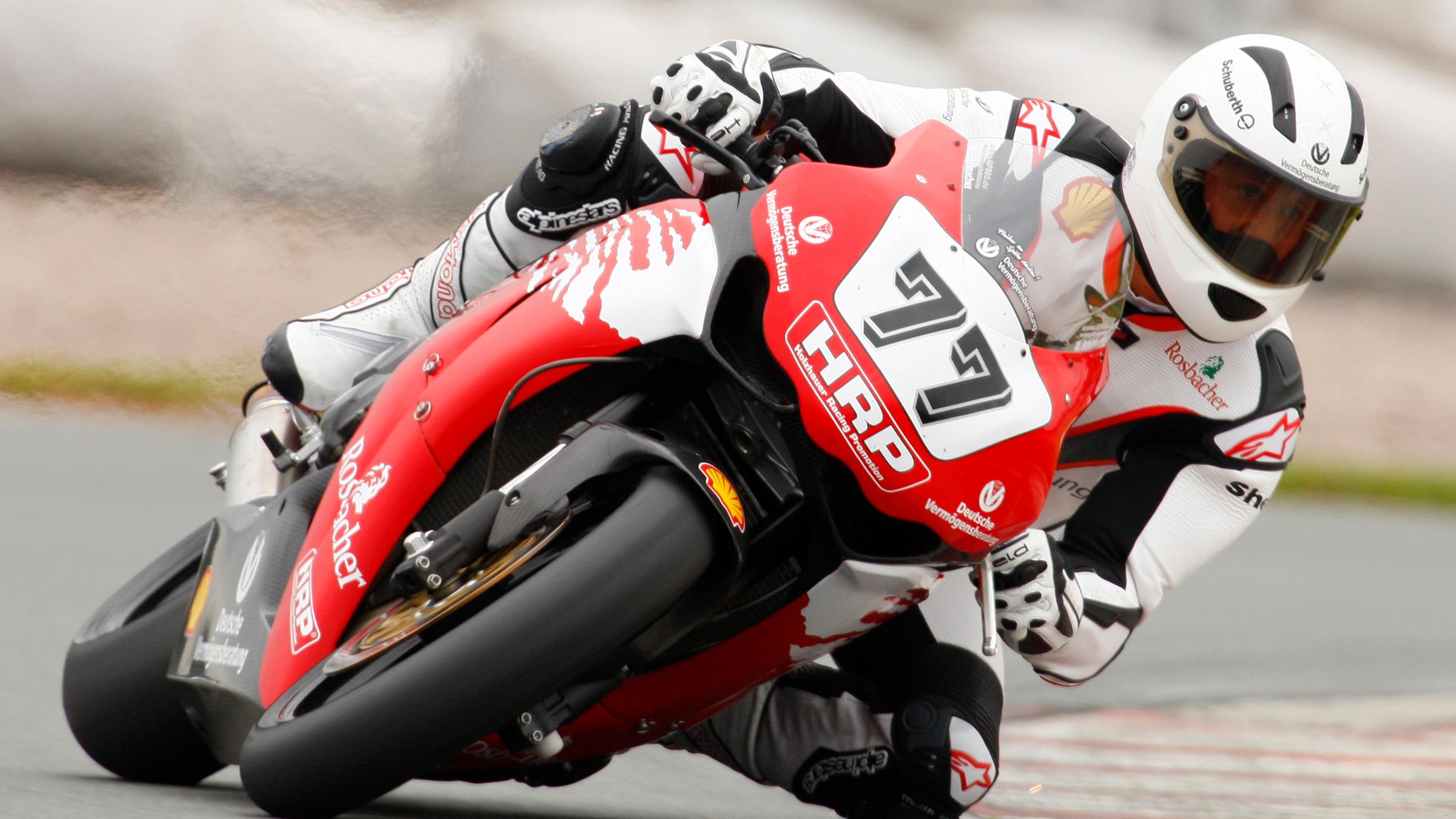 Nach seinem ersten Rücktritt im Jahr 2006 versucht er sich unter anderem als Motorradrennfahrer.