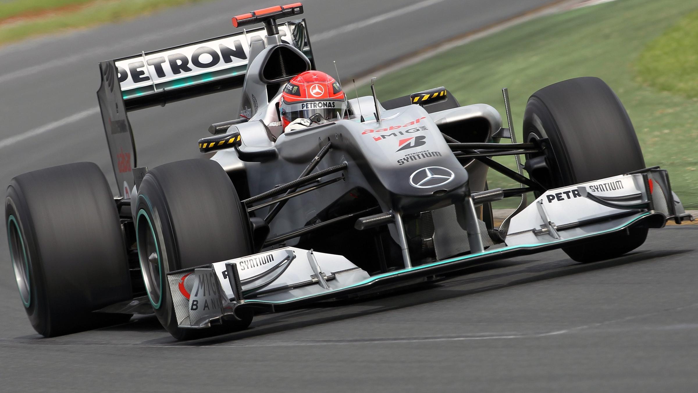 2010 gibt Schumacher sein Formel-1-Comeback im Mercedes. Er fährt - mit mäßigem Erfolg - bis 2012 für den deutschen Rennstall.