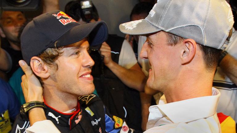 Michael Schumacher gratuliert Sebastian Vettel zum WM-Titel 2010. Die beiden verstehen sich gut...