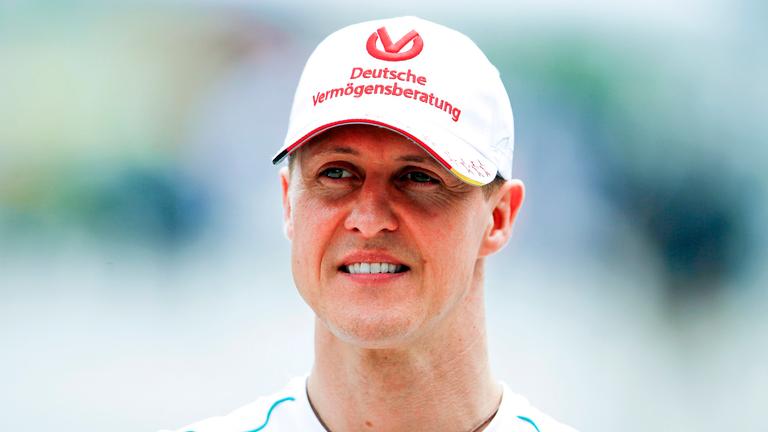 So bleibt nur die Hoffnung, dass dieser einzigartige Rennfahrer eines Tages wieder vollständig gesund wird. Auch wenn öffentlich nicht bekannt ist, wie es "Schumi" derzeit geht.