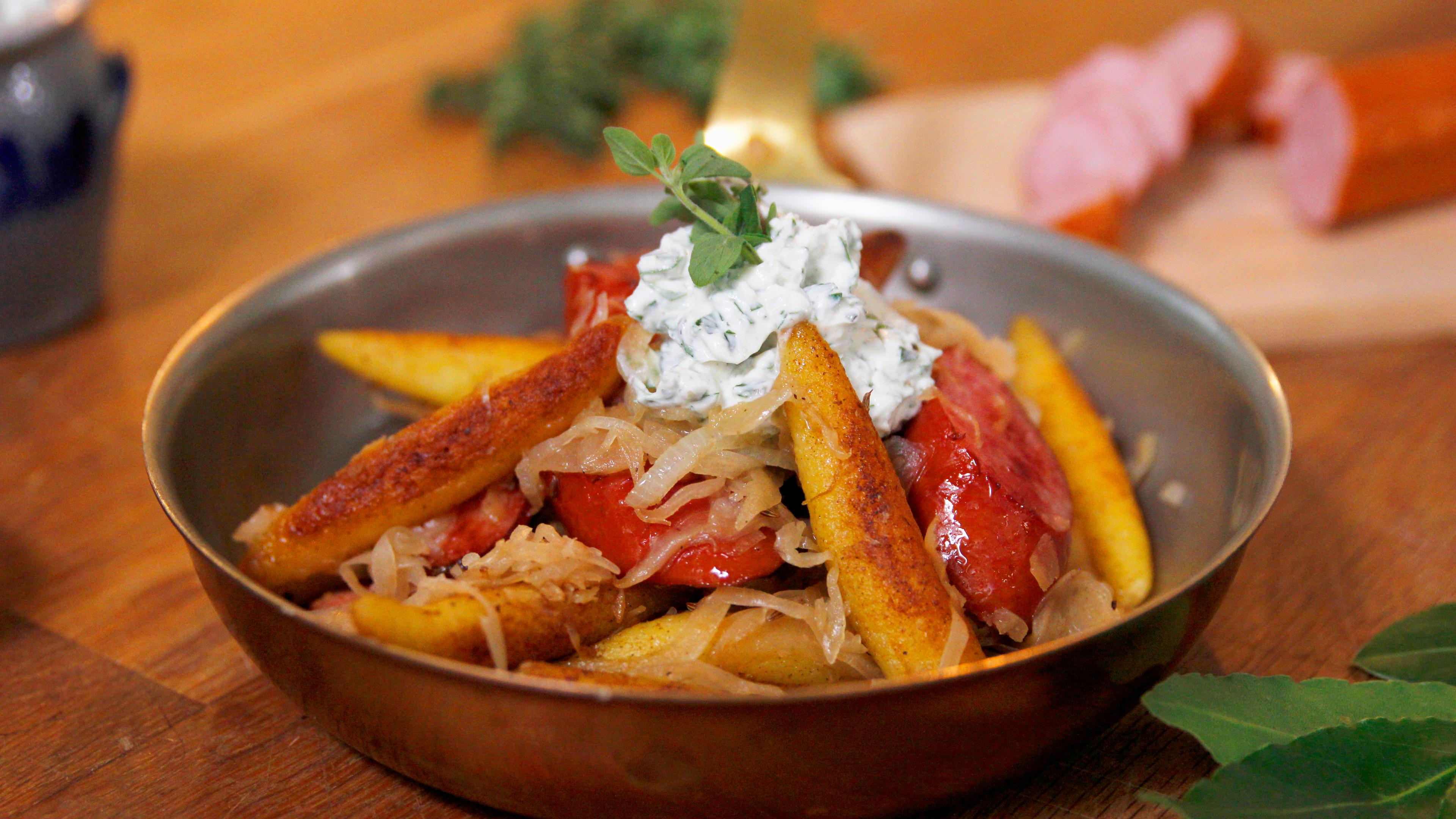Schupfnudel-Kabanossi-Pfanne mit Sauerkraut
