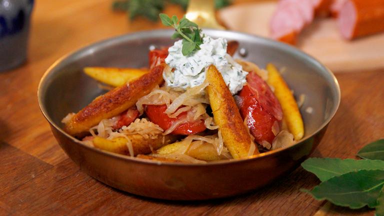 Schupfnudel-Kabanossi-Pfanne mit Sauerkraut