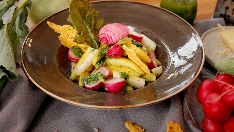 Schupfnudeln in Kohlrabi-Radieschen-Sauce angerichtet in einem dunklen Teller