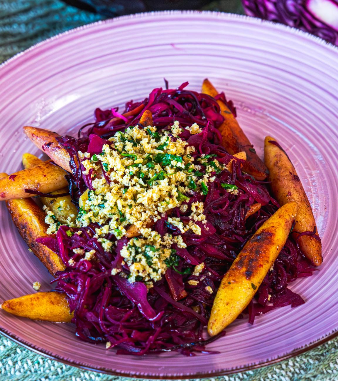 Schupfnudelpfanne mit Rotkohl und Apfel