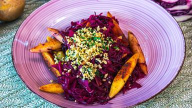 Schupfnudelpfanne mit Rotkohl und Apfel