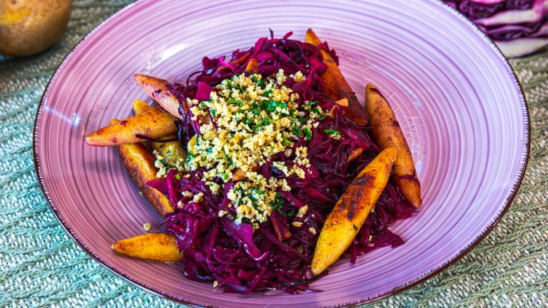 Schupfnudelpfanne mit Rotkohl und Apfel