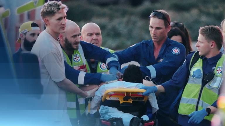 Helfer und Verletzte bei Bondi Beach.