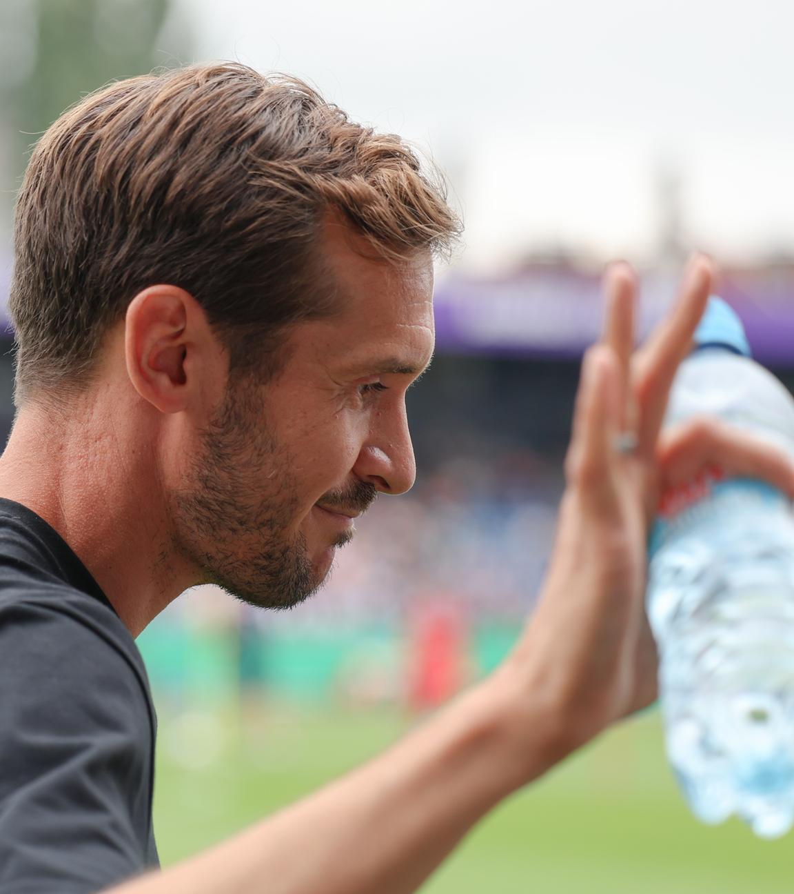 DFB-Pokal, VfL Osnabrück - SC Freiburg, 1. Runde im Stadion an der Bremer Brücke. Freiburgs Trainer Julian Schuster winkt mit einer Wasserflasche in der Hand