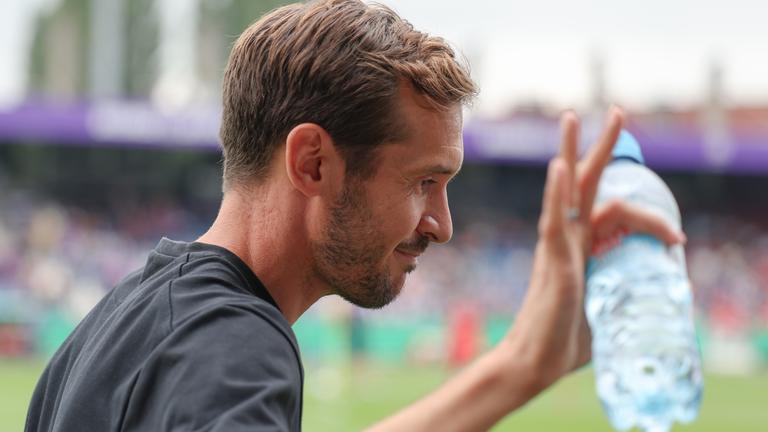 DFB-Pokal, VfL Osnabrück - SC Freiburg, 1. Runde im Stadion an der Bremer Brücke. Freiburgs Trainer Julian Schuster winkt mit einer Wasserflasche in der Hand