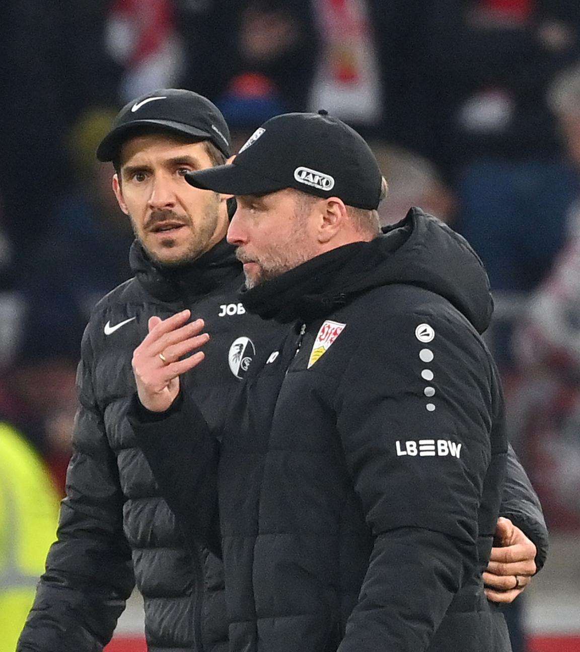 v.li:Trainer Julian SCHUSTER (SC Freiburg) mit Trainer Sebastian HOENESS (VFB Stuttgart) nach Spielende. (Archiv)