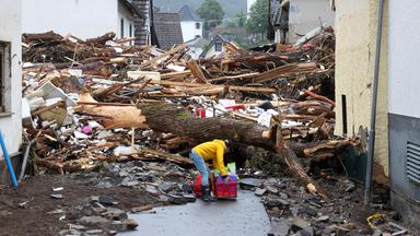 Archiv: chutt in den Straßen von Schuld nach dem Hochwasser