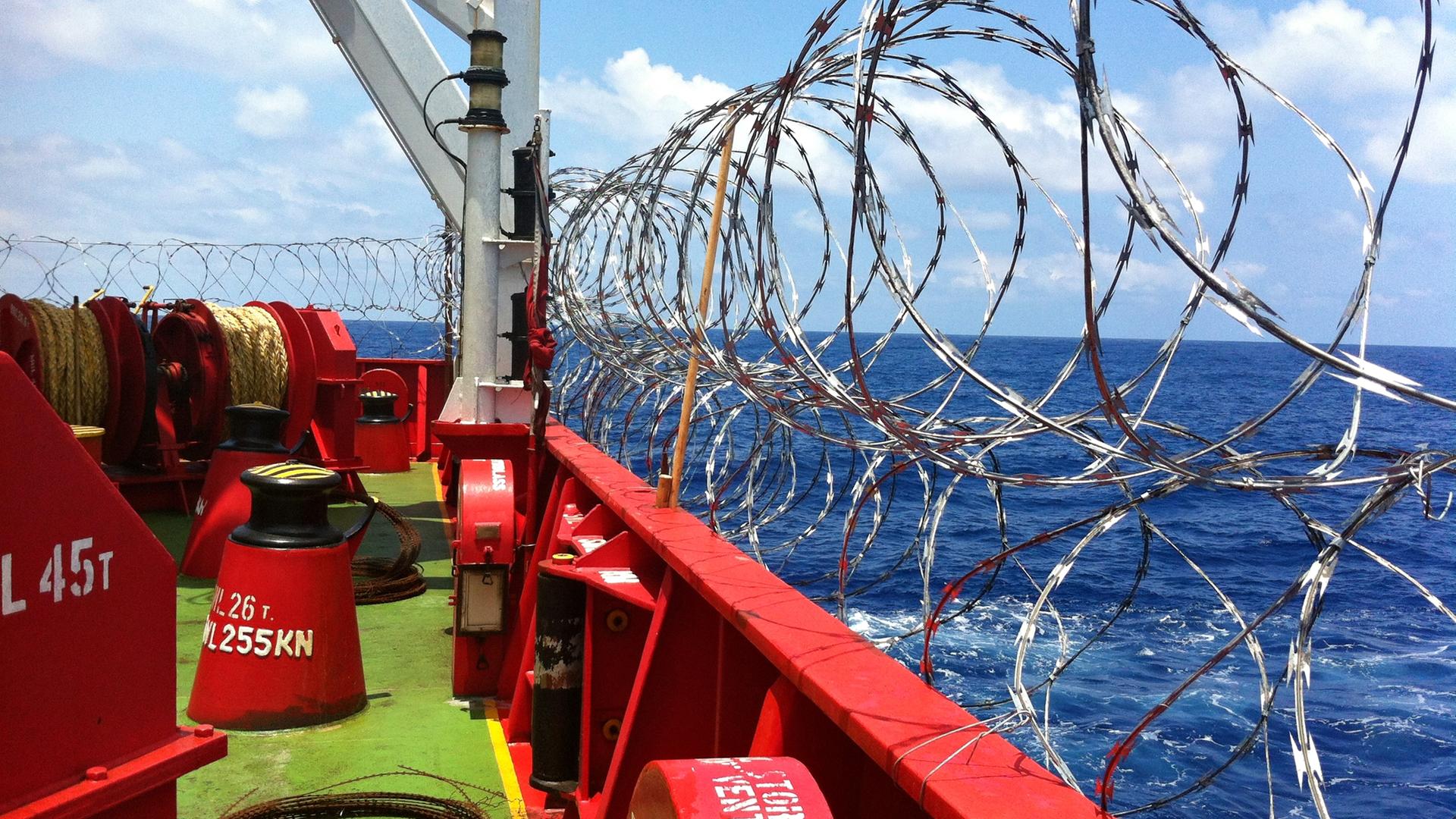 Stacheldraht wird an Bord des Tankers gewickelt, um ihn vor Piratenangriffen zu schützen, wenn er in gefährlichen Gebieten der Meere und Ozeane fährt. 