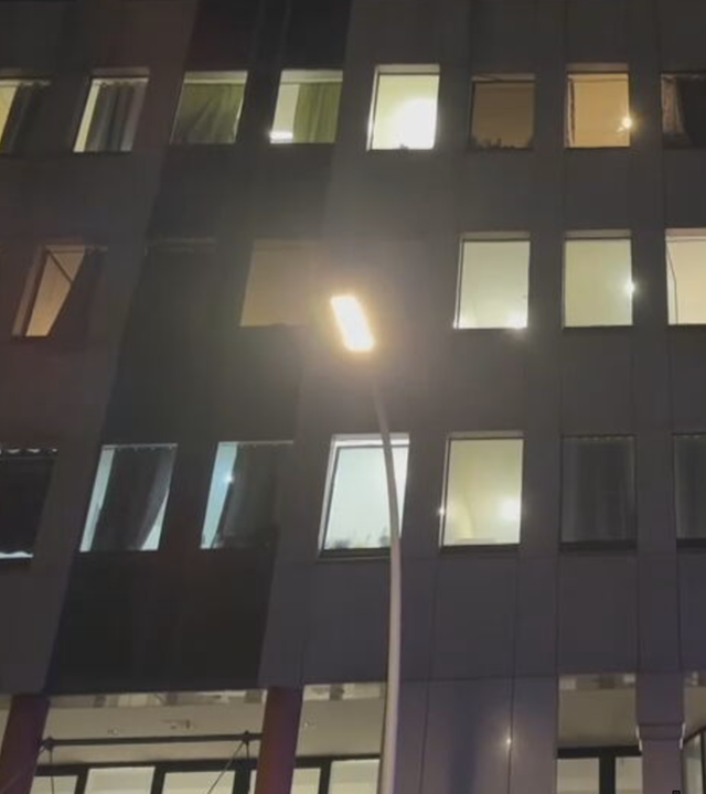 Auf dem Bild zu sehen sind Fenster von einem Gebäude
