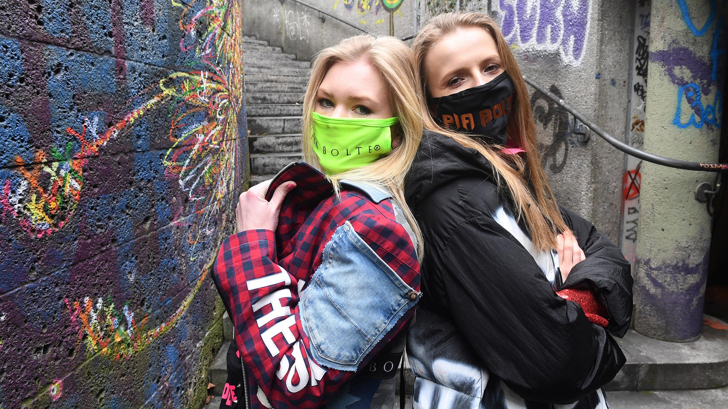 Glitzernden und schrillen Schutzmasken der Modedesignerin Pia Bolte.