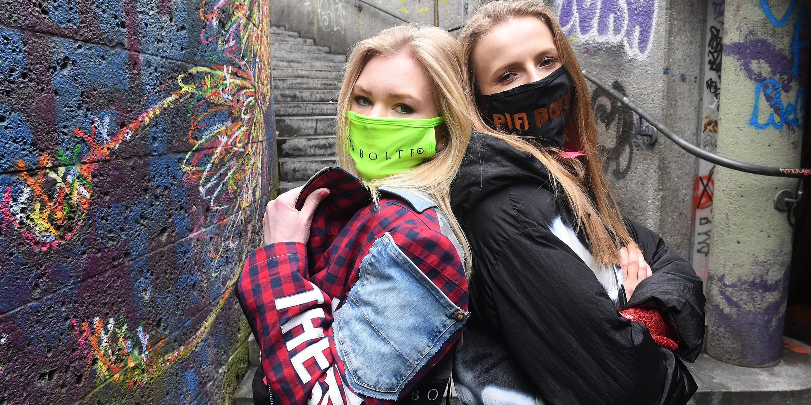 Glitzernden und schrillen Schutzmasken der Modedesignerin Pia Bolte.