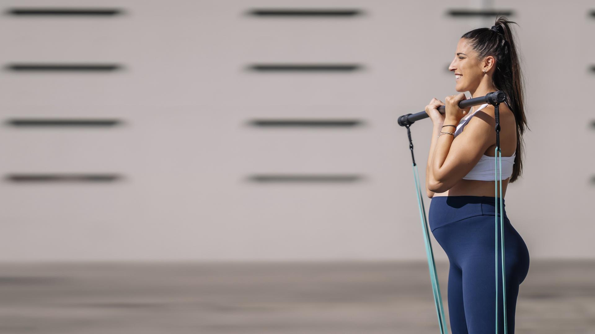 Schwangere Frau trainiert