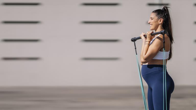 Schwangere Frau trainiert