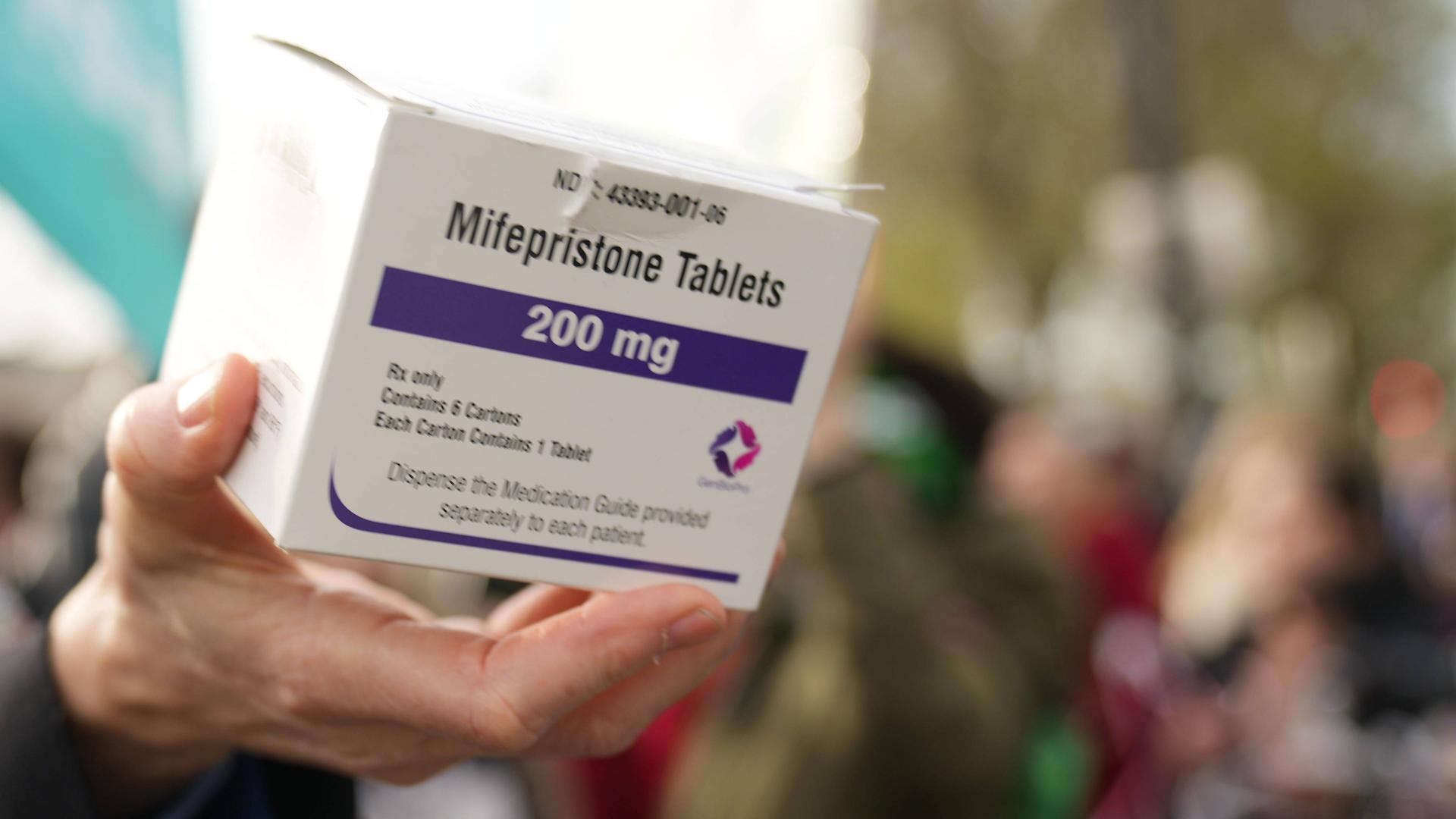 Rebecca Gomperts, Ärztin und Direktorin für Zugang zu medizinischer Hilfe aus den Niederlanden, protestiert am 26.03.2024 vor dem Obersten Gerichtshof, während das Gericht mündliche Argumente zum Zugang zu Mifepriston, einem Medikament für medikamentöse Abtreibungen, anhört.