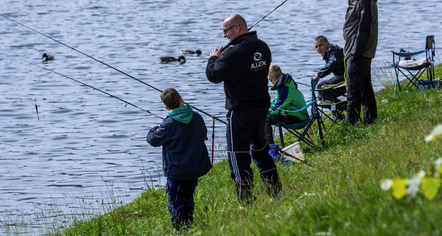 Dominik Schwab kontrolliert Angler in der Flusslandschaft Mecklenburg-Vorpommerns die ohne Erlaubnis und ohne Rücksicht auf Fisch und Gewässer angeln.
