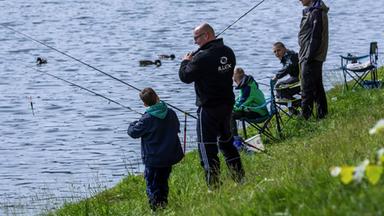 Dominik Schwab kontrolliert Angler in der Flusslandschaft Mecklenburg-Vorpommerns die ohne Erlaubnis und ohne Rücksicht auf Fisch und Gewässer angeln.