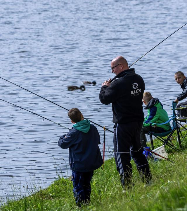 Dominik Schwab kontrolliert Angler in der Flusslandschaft Mecklenburg-Vorpommerns die ohne Erlaubnis und ohne Rücksicht auf Fisch und Gewässer angeln.