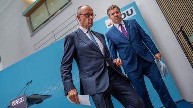 07.09.2026, Berlin: Friedrich Merz (l), Bundeskanzler und CDU-Vorsitzender, und Sven Schulze, Ministerpräsident von Sachsen-Anhalt, verlassen nach einer Pressekonferenz im Anschluss an die Sitzung des CDU-Bundesvorstands im Konrad Adenauer Haus das Podium.