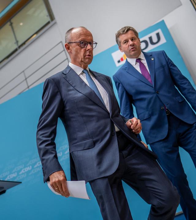 07.09.2026, Berlin: Friedrich Merz (l), Bundeskanzler und CDU-Vorsitzender, und Sven Schulze, Ministerpräsident von Sachsen-Anhalt, verlassen nach einer Pressekonferenz im Anschluss an die Sitzung des CDU-Bundesvorstands im Konrad Adenauer Haus das Podium.