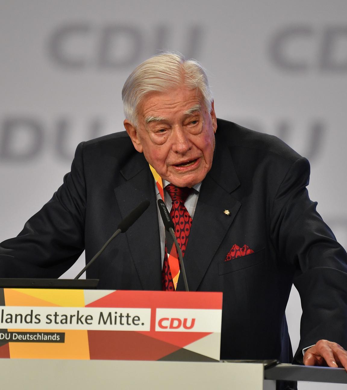 Christian Schwarz Schilling steht am Rednerpult