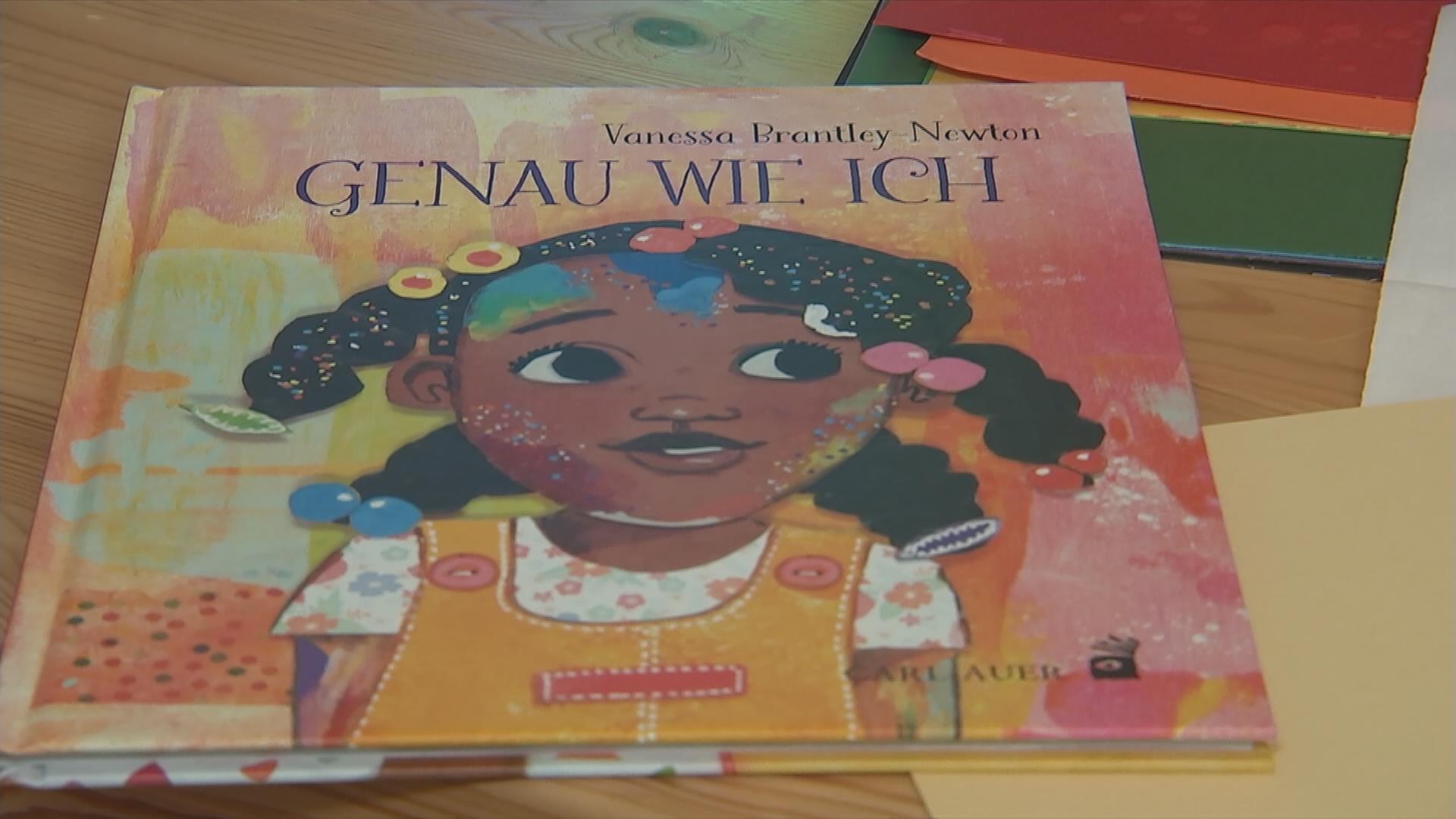 Buch mit einer schwarzen Protagonistin in der Bücherei.