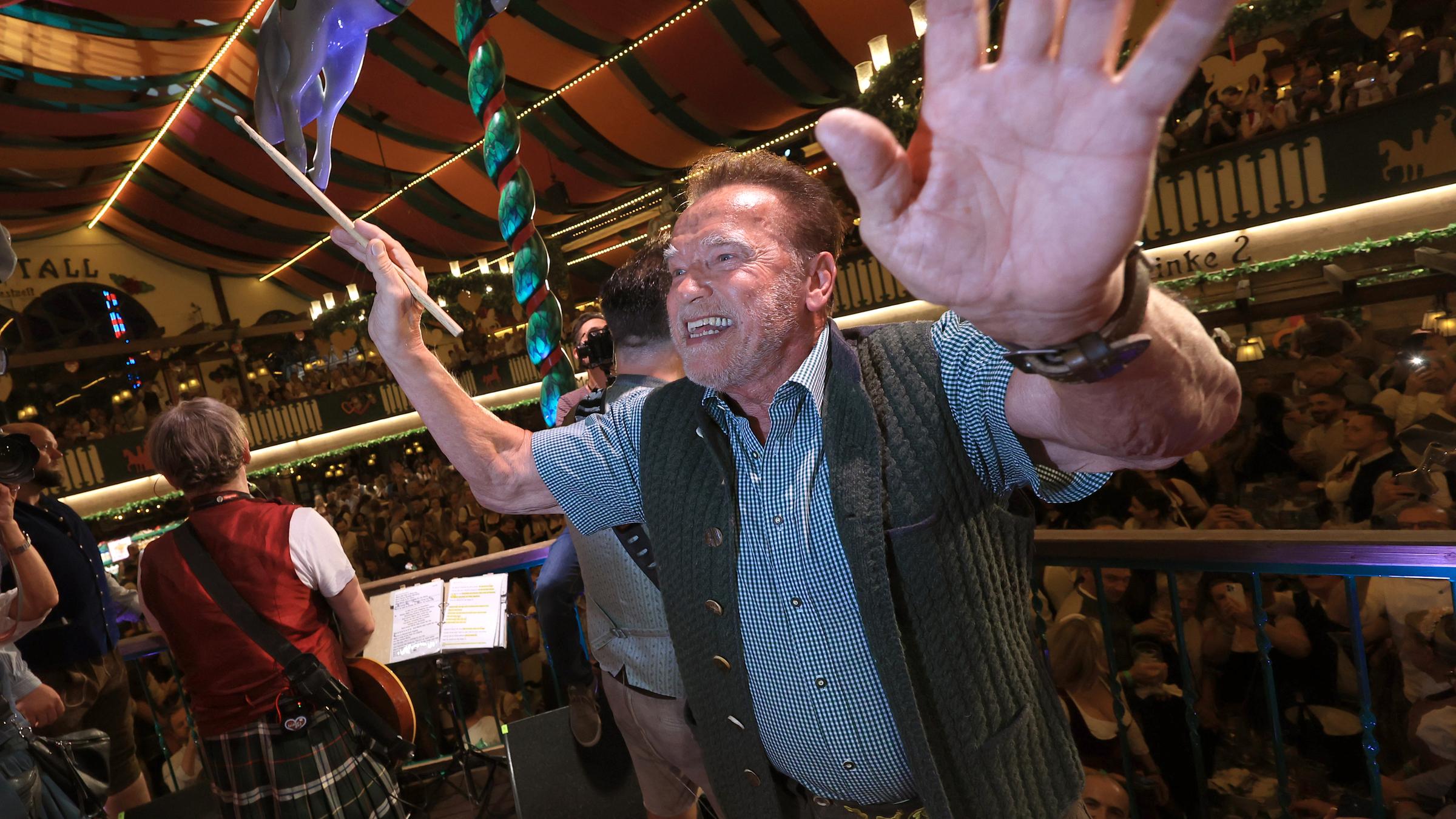 Arnold Schwarzenegger dirigiert beim Oktoberfest