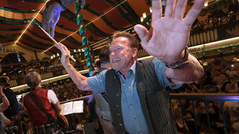 Arnold Schwarzenegger dirigiert beim Oktoberfest