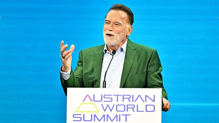 Arnold Schwarzenegger spricht beim Austrian World Summit.