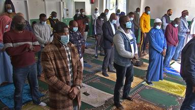 Schwarzer Islam in Afrika: Männer in einer Moschee