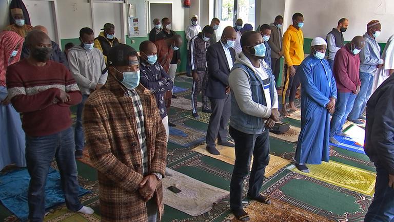 Schwarzer Islam in Afrika: Männer in einer Moschee