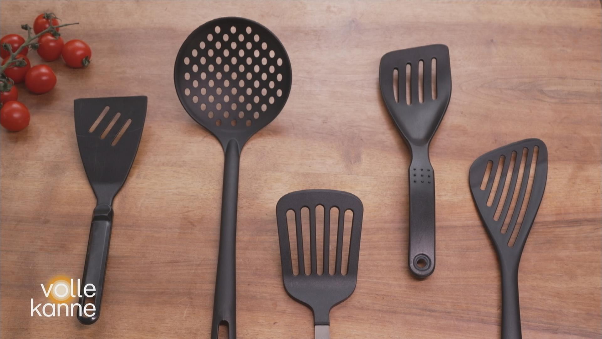 Schwarze Küchenwerkzeuge aus Plastik