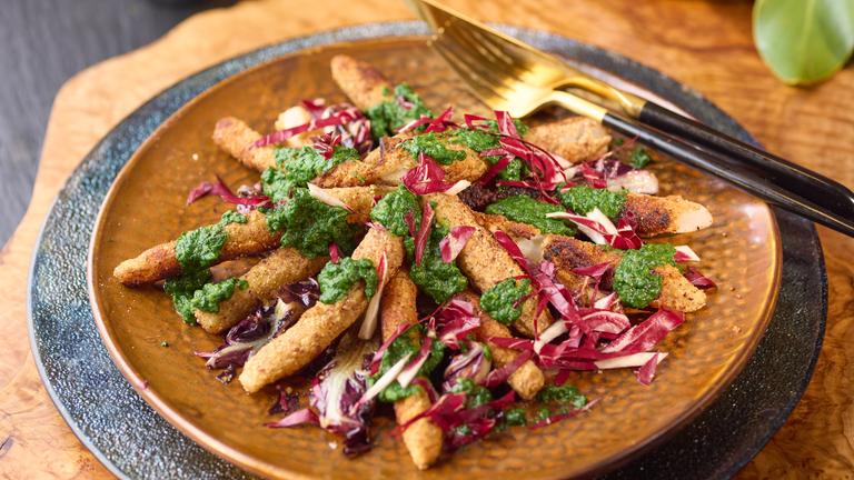 Scheiterhaufen von marinierten Schwarzwurzeln in Walnusskruste