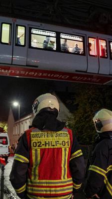Stromausfall stoppt Schwebebahn - Feuerwehr rettet Fahrgäste