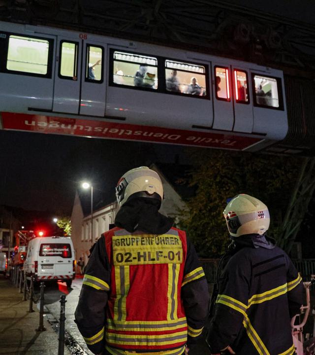 Stromausfall stoppt Schwebebahn - Feuerwehr rettet Fahrgäste