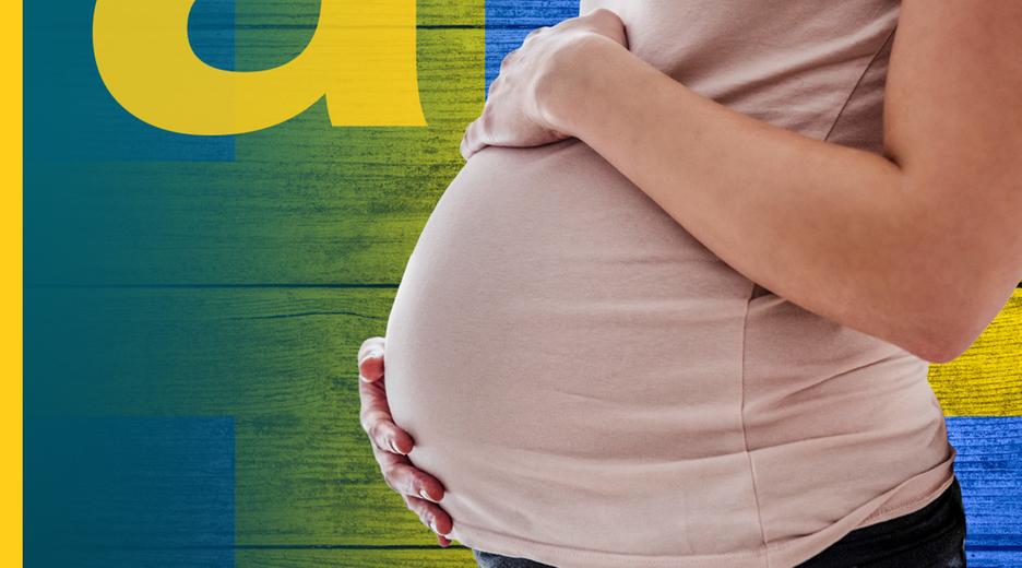 Schwangere Frau hält ihren Bauch