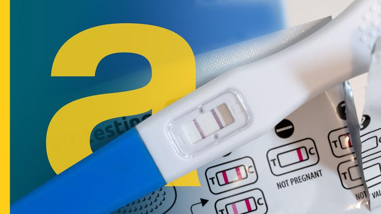 Ein Schwangerschaftstest zeigt mit zwei Streifen eine Schwangerschaft an.
