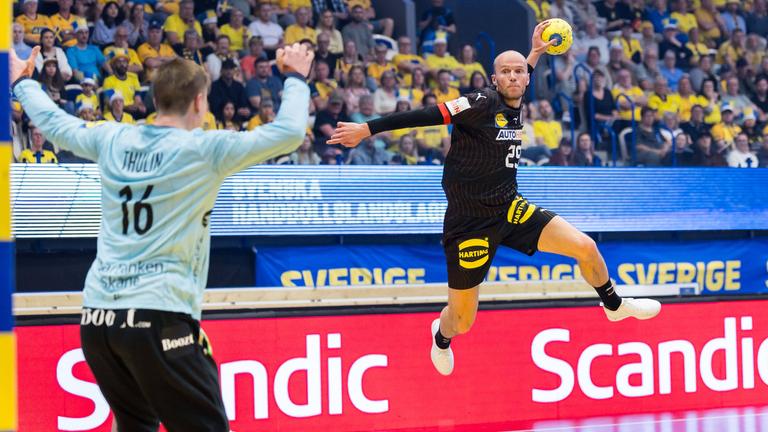 Tim Hornke wirft aufs Tor.