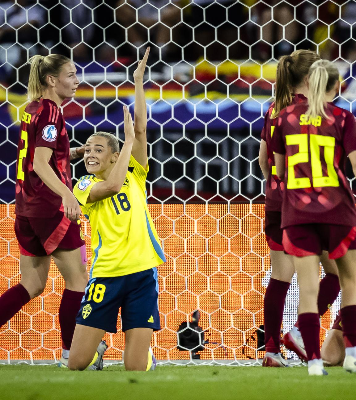 Fußball, Frauen-EM, Schweden - Deutschland: Schwedens Fridolina Rolfo (2.v.l.) reklamiert das Handspiel von Deutschlands Carlotta Wamser (2.v.r.)